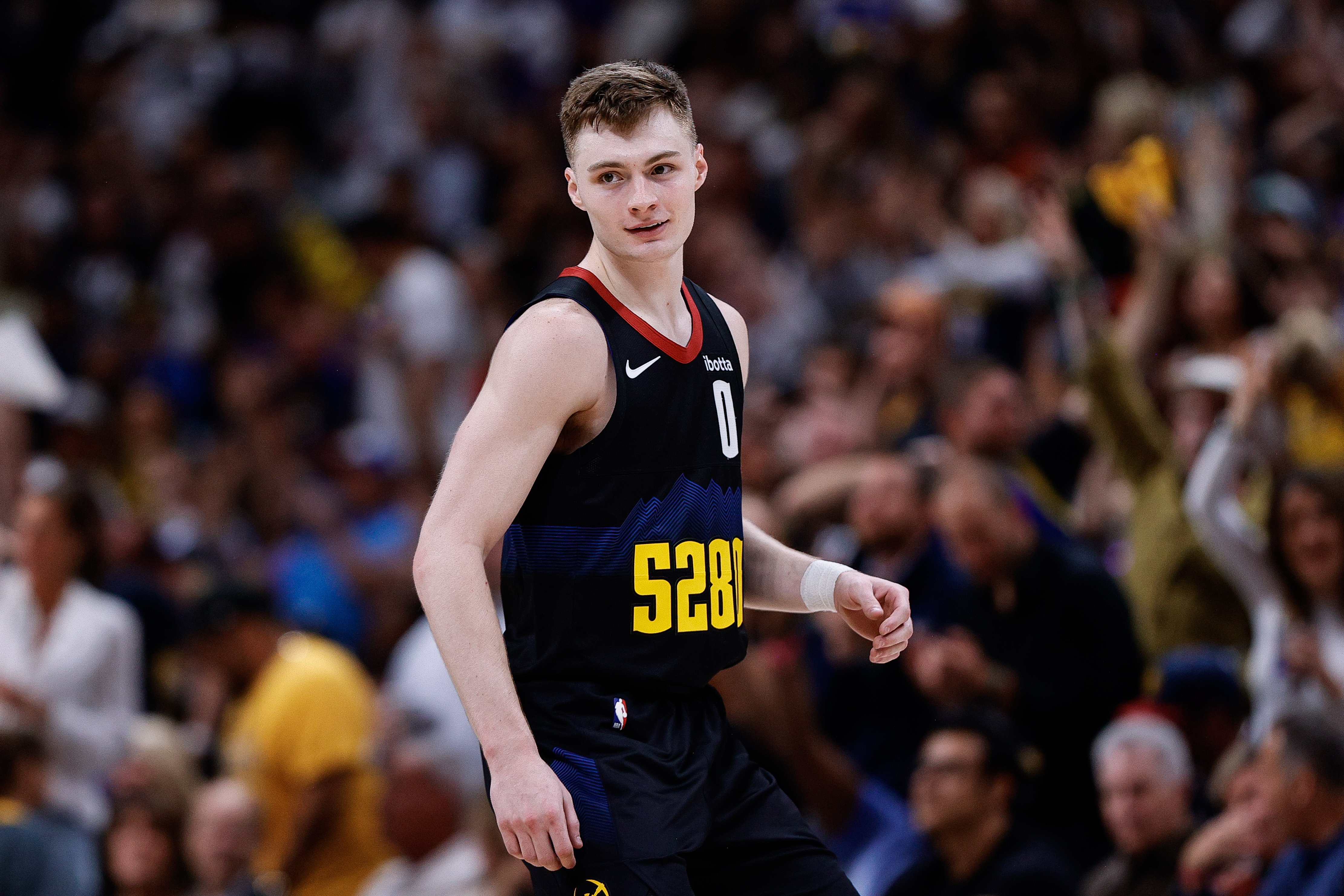 NBA比赛暂停或取消，球员们休息备战下一场比赛的简单介绍