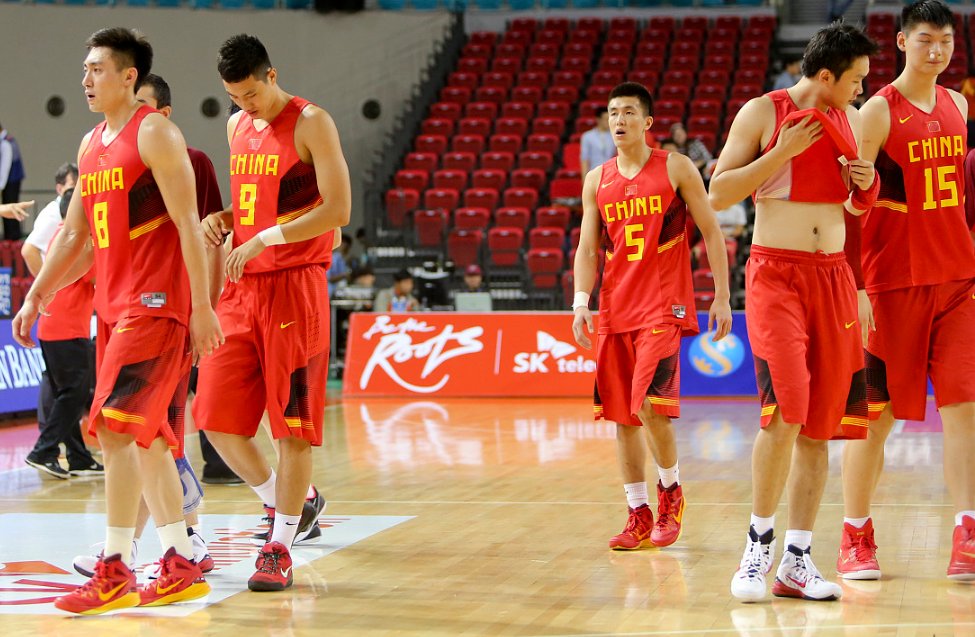 广东宏远队大胜新疆男篮，领先一步